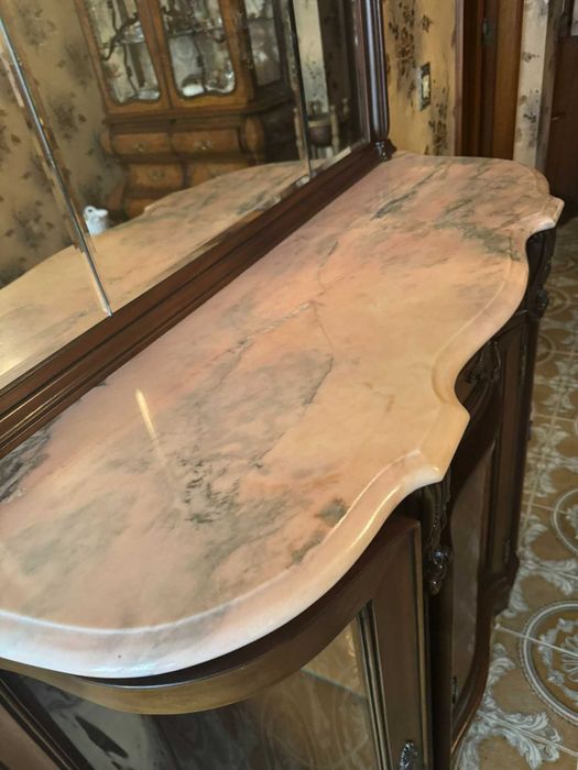 Móvel de entrada em madeira mogno com topo de mármore rosa