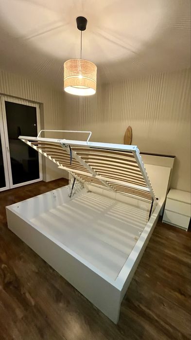 Łóżko z pojemnikiem na pościel 180х200