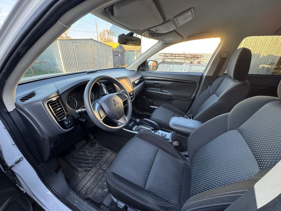 Продаж Mitsubishi Outlander 2021 року