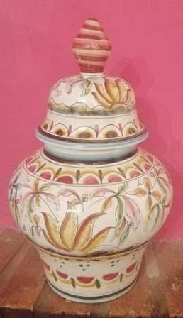 Pote em faiança portuguesa, pintado à mão