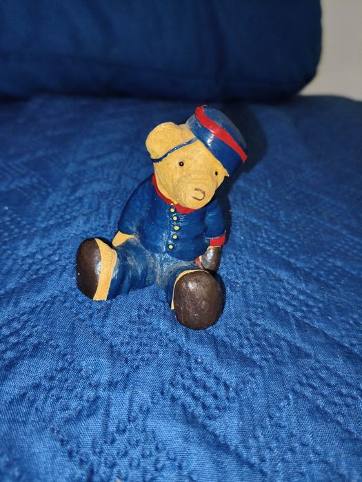 Figurka miś niedźwiadek boy hotelowy
