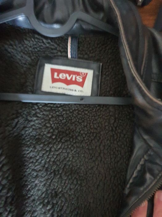 Jaqueta levis preta estilo motoqueiro alcochoado por dentro