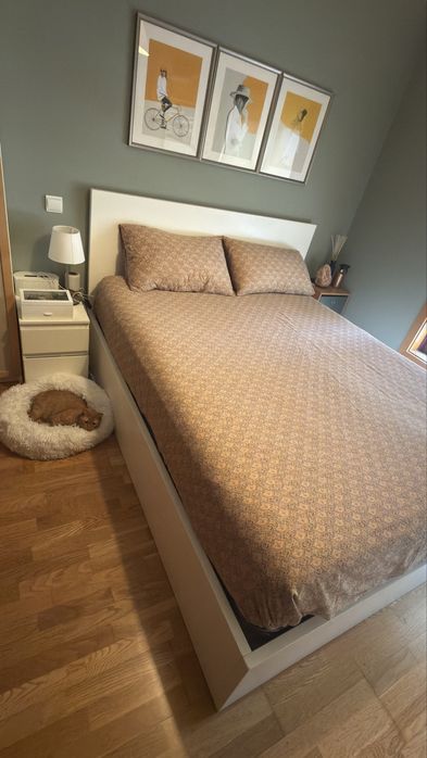 Cama con estrado elevatorio e colchao