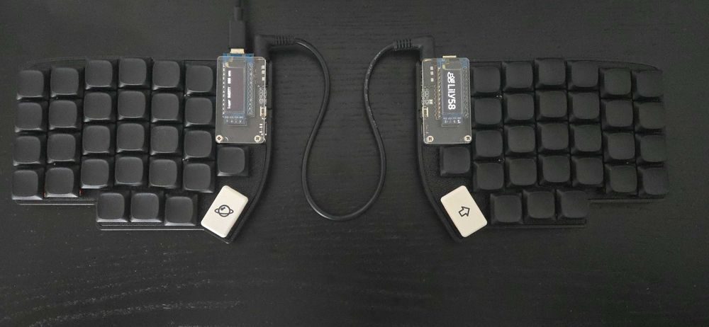 Teclado mecânico split Lily58