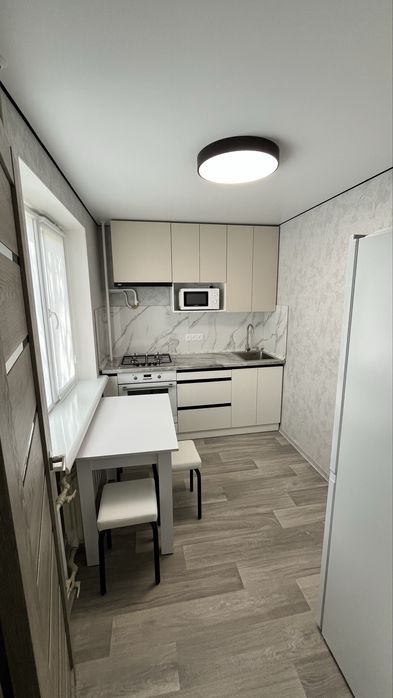 Подобово!Посуточно!Оренда!Затишна та чиста квартира!ЦЕНТР. 2-й ПОВЕРХ!