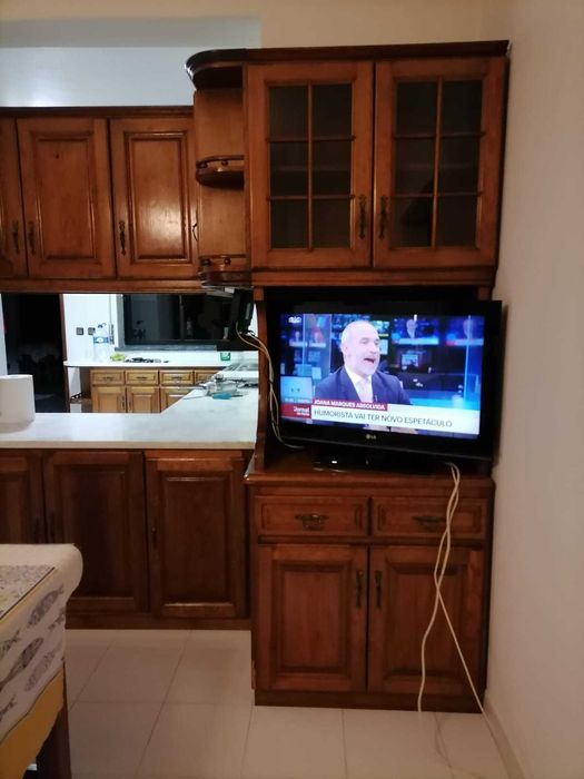 Cozinha completa com móveis e bancada em mármore