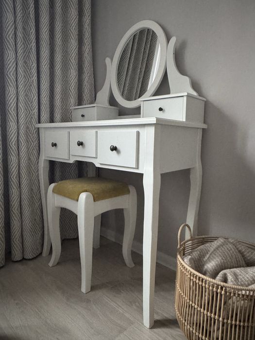 Туалетний столик з табуретом