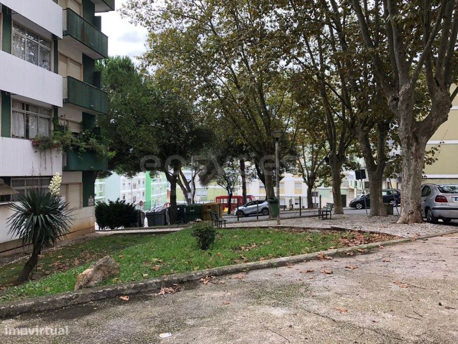 Loja com 210m² em cave com acesso direto à rua