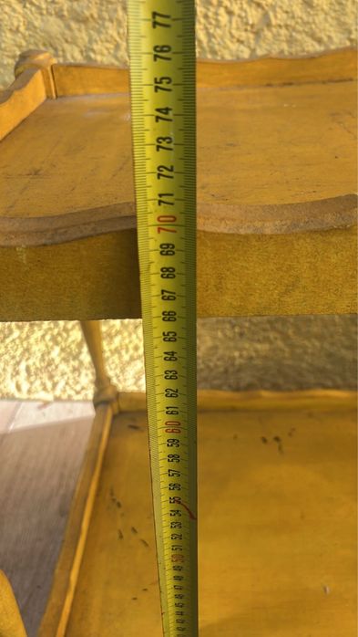 Bar amarelo em madeira