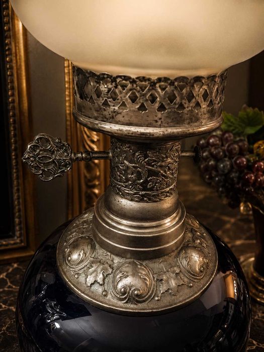 Candeeiro Antigo Decorativo em Porcelana Azul e Metal Trabalhado - anos 50