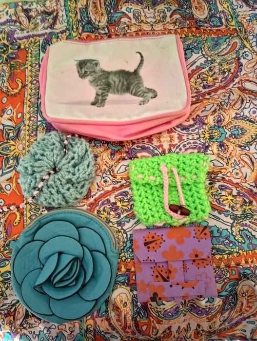 Porta moedas de várias cores e tamanhos