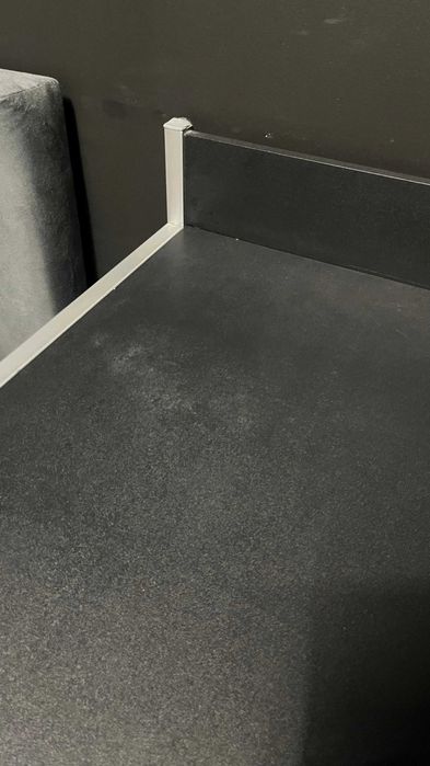 Biurko czarne z metalową ramą