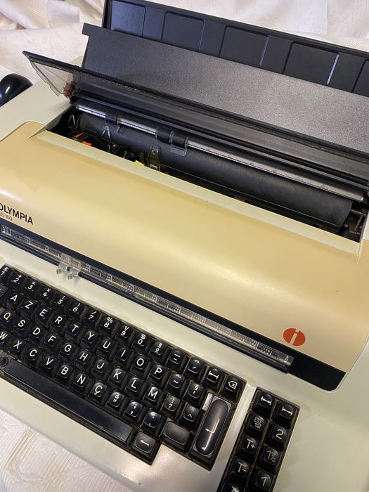 Máquina de escrever antigo