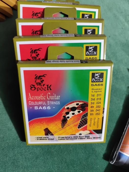 Struny gitary akustycznej Spock SA66 kolorowe.