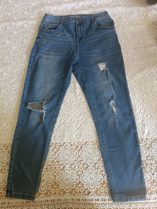 Spodnie damskie z dziurami