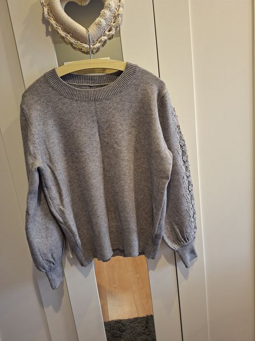 Sweter szary z ozdobami