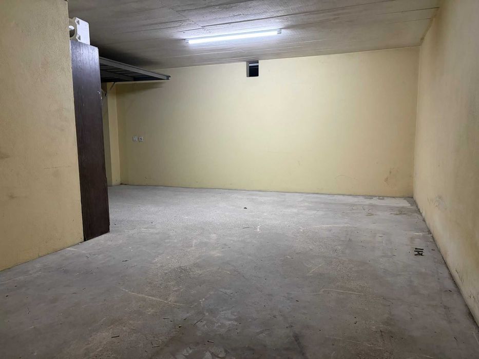 Garagem no centro da Marinha Grande com cap. para 1 Carro + Arrumos