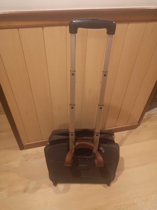 •	Troley de executivo, marca Segue