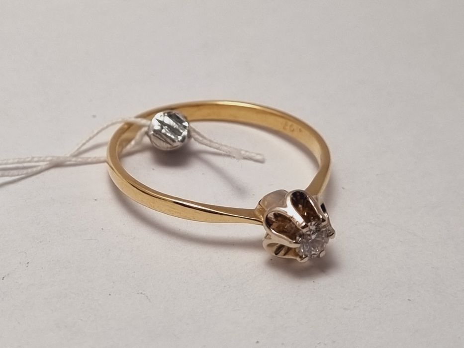 Золотое кольцо с бриллиантом