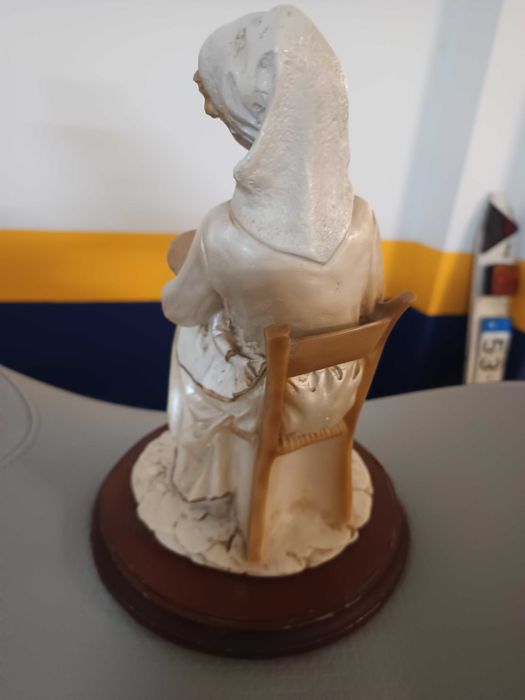 Estatueta em marfinite Mãe Pobre