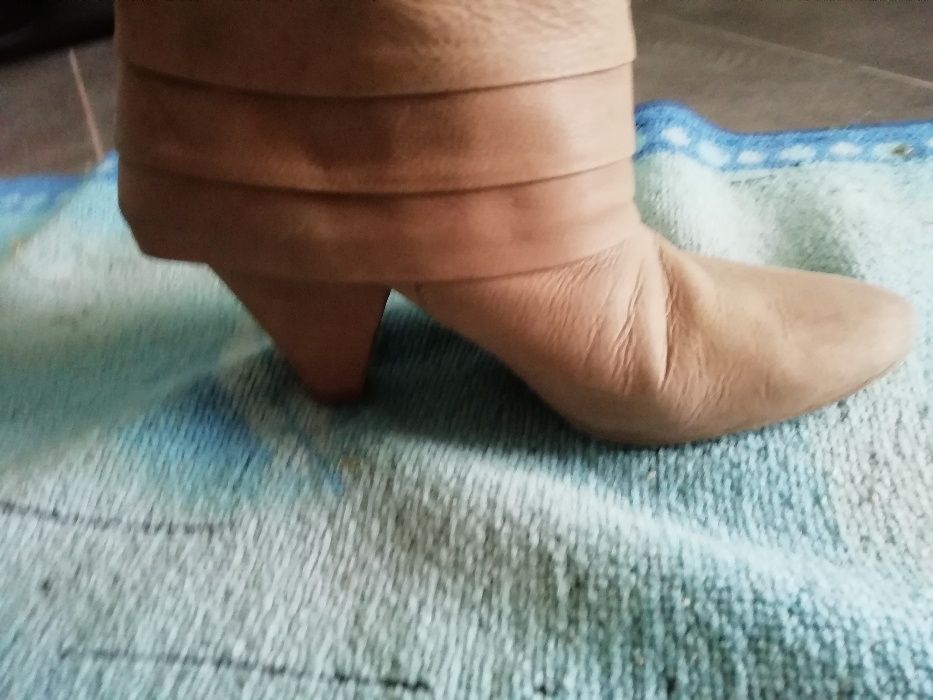 Botas camel em pele ZARA (Tam. 39)