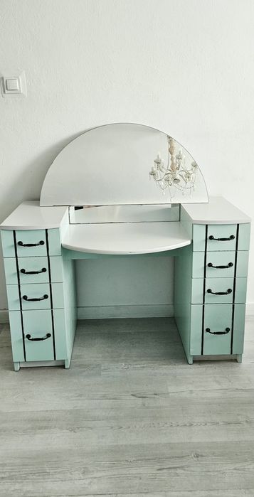 Toaletka z dużym lustrem