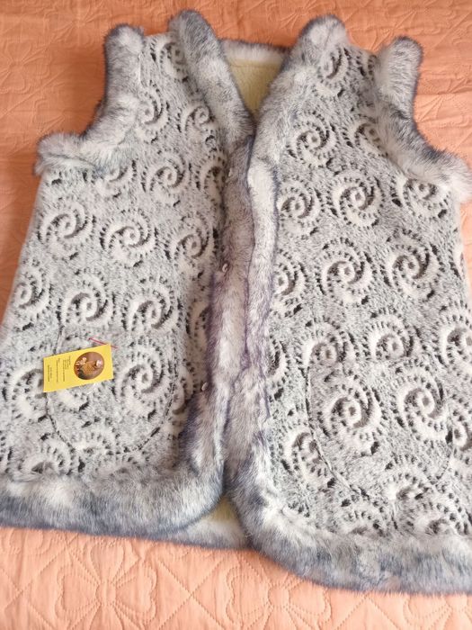 Меховая  жилетка