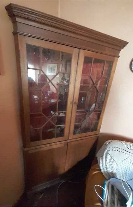 Duas Elegantes Cantoneiras (vitrines de canto) antigas de madeira