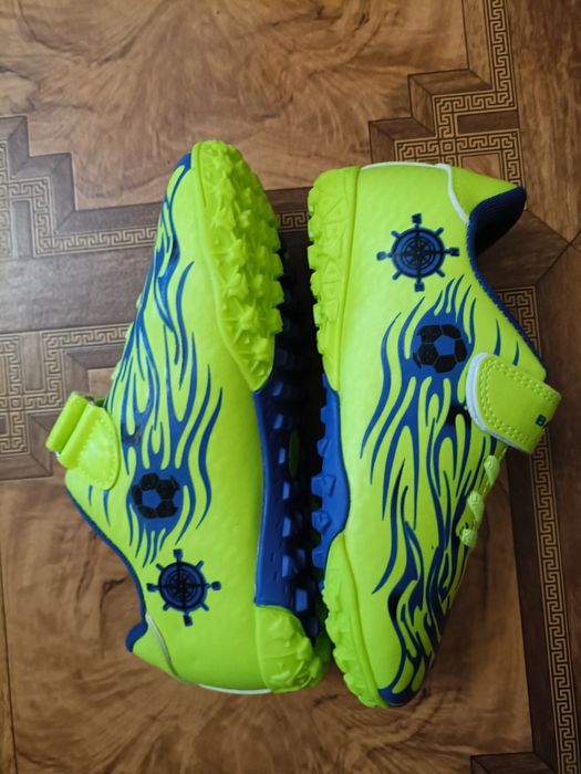 Бутси, сороконіжки, футзалки (дорослі, дитячі)