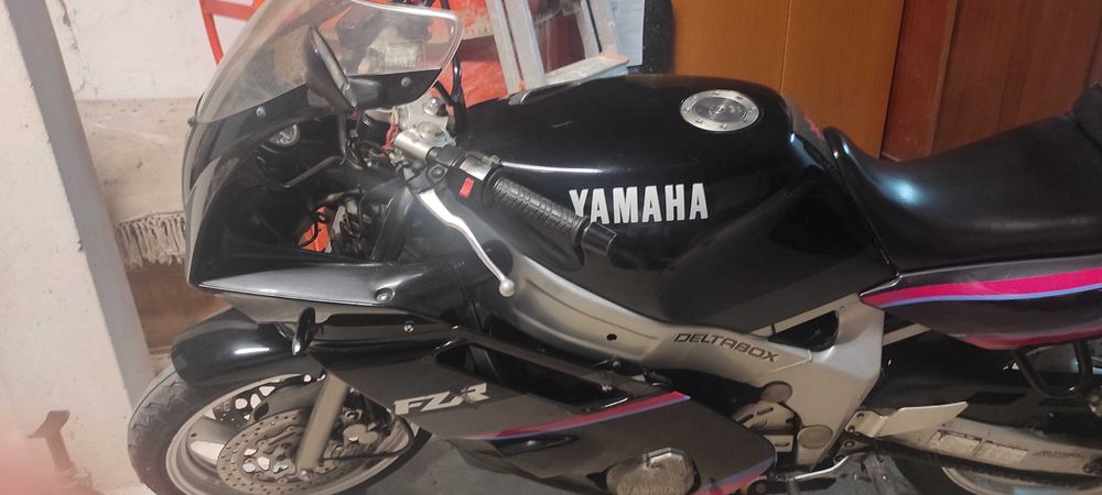 Yamaha FZR 600.