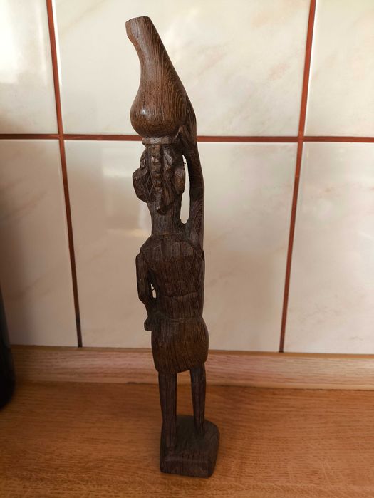 Figurka-kobieta ze dzbanem.