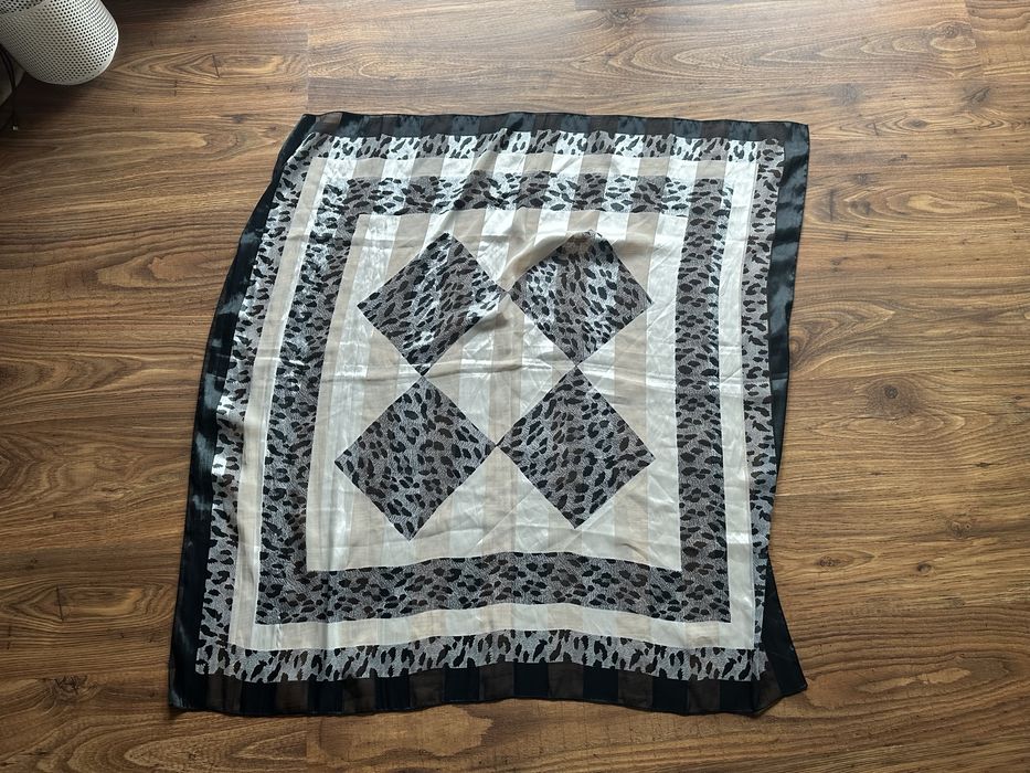 Fajna apaszka czarno biała geometryczny wzór