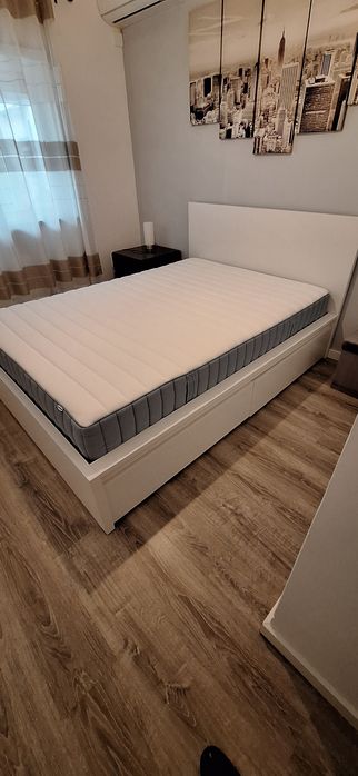 Cama de casal com colchão de molas ensacadas