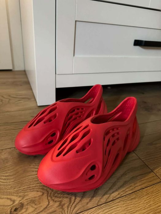 Yeezy Foam Runner Czerwone – US 8 – Nowe
