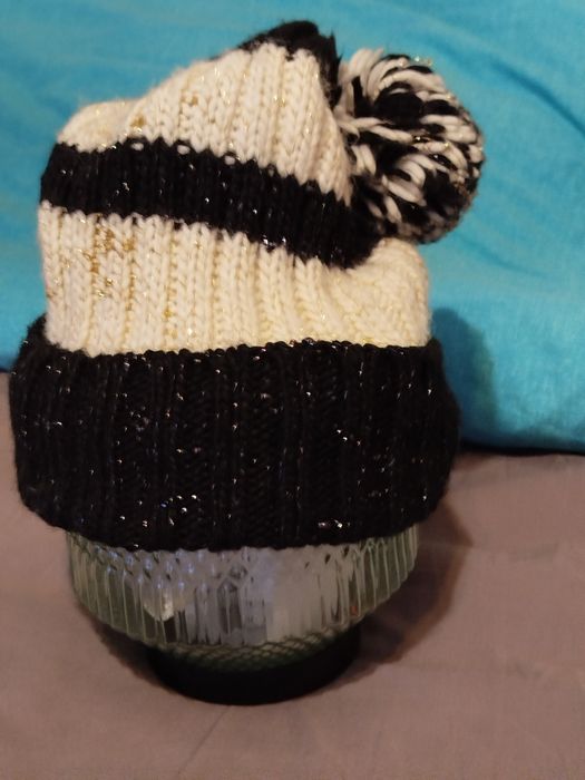 Biało czarna czapka z wełną ze złotą nitką z pomponem Essential Antwer