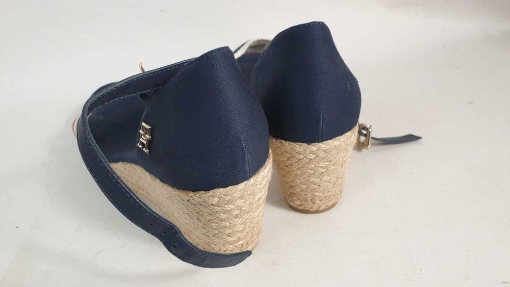 tommy hilfiger   sandały na koturnie damskie   40