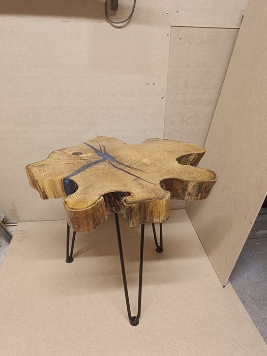 Stolik kawowy z akacji 56×51 cm, blat 7 cm, żywica z figurką, unikat