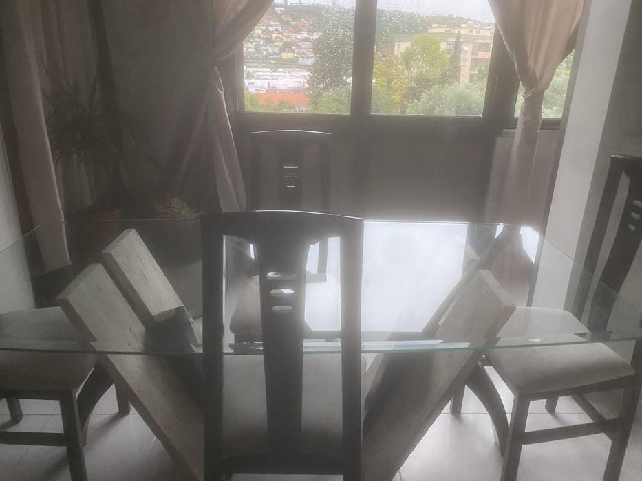 Mesa de jantar em vidro