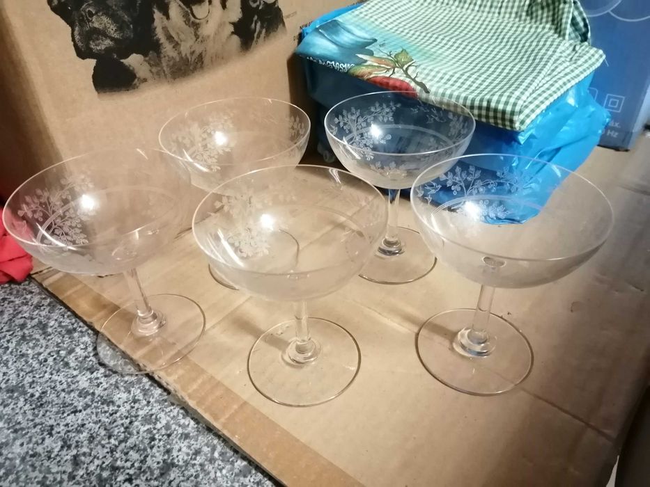 Conjunto de 5 taças antigas de champanhe em cristal