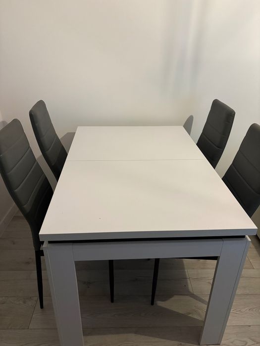 Stół rozkładany plus 4 krzesla