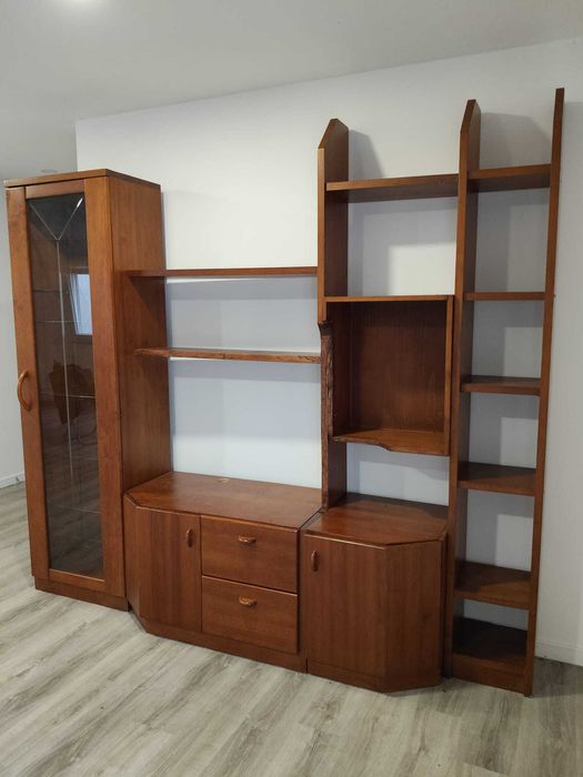 Móvel de sala, madeira sólida, marcas de uso