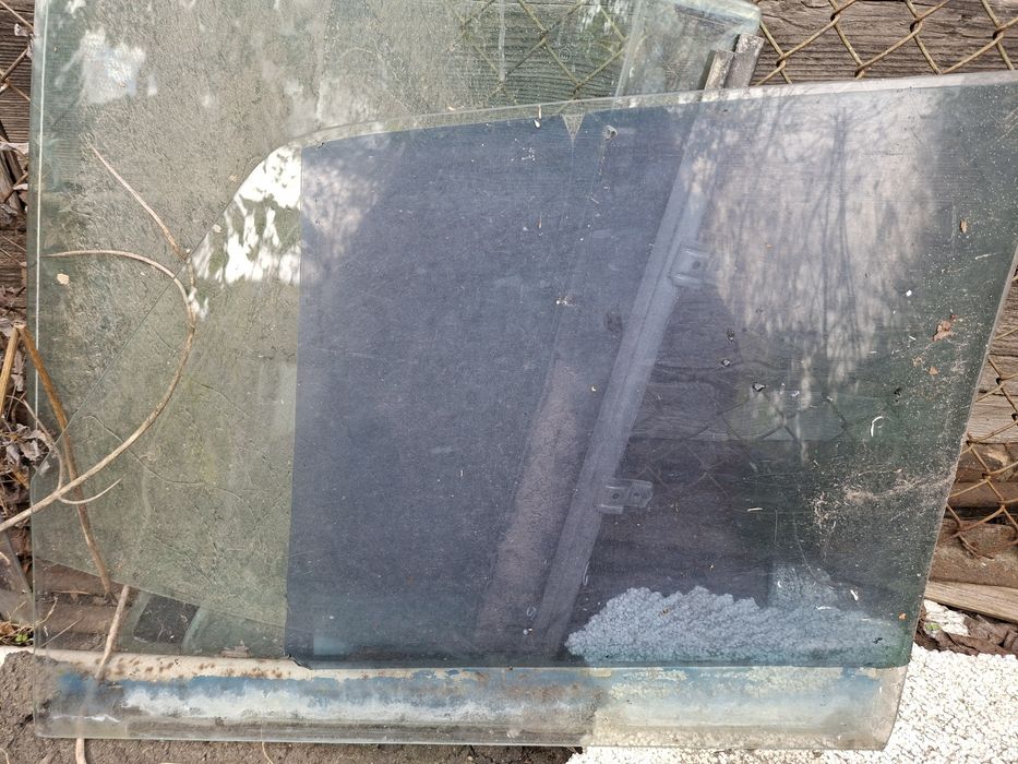 Продам скло для мерседес 123