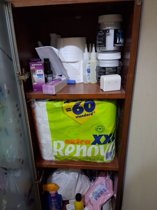 Movel com 3 parteleiras,e porta em vidro