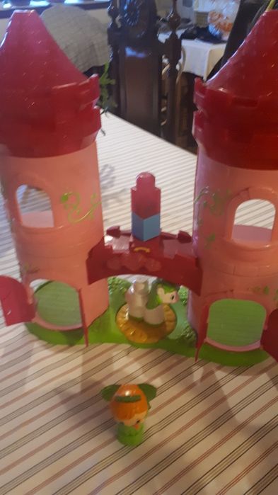 Castelo de legos  com bonecos
