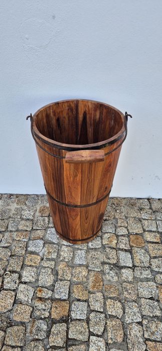 Balde alto em madeira
