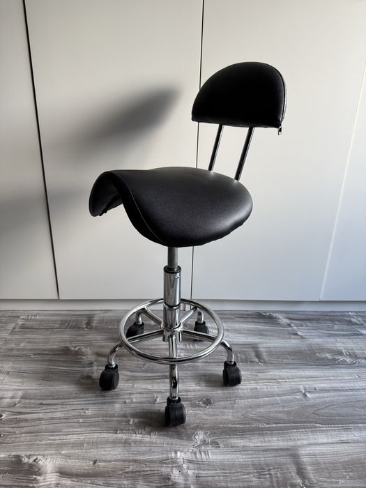 Krzesło kosmetyczne / hoker z oparciem Vanity Shop – siodło czarne, na kółkach, gwarancja