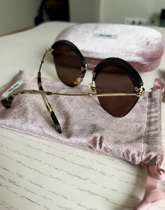 Солнцезащитные очки Miu Miu
