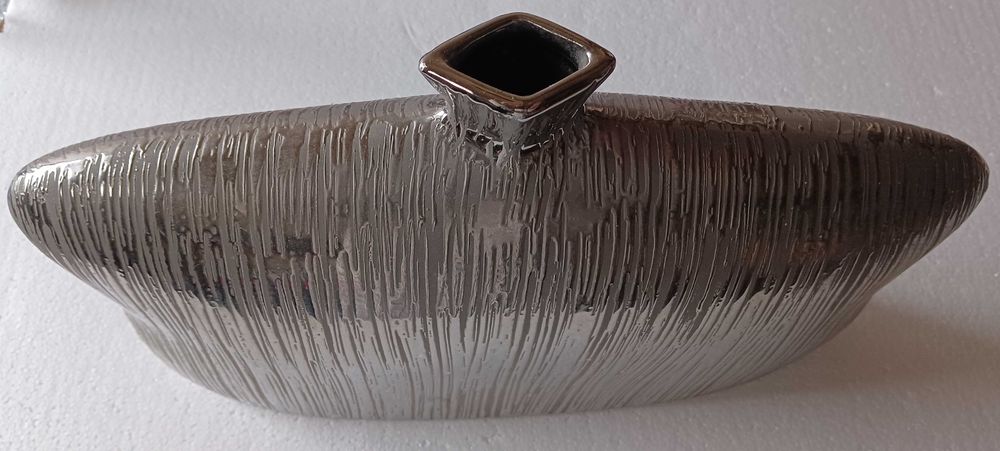 Jarra de cerâmica prateada com um acabamento texturizado