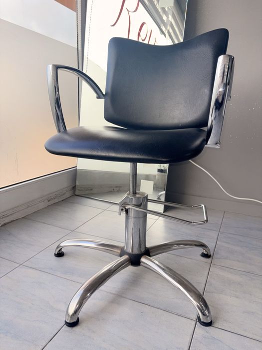 Cadeira e espelho de cabeleireiro