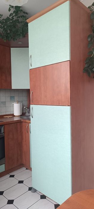 Meble kuchenne ze sprzętem.
